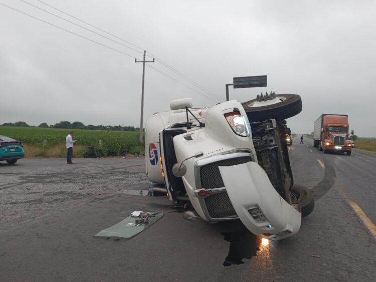 Carretera Reynosa-San Fernando cerrada en un carril a la altura del ejido González Villarreal