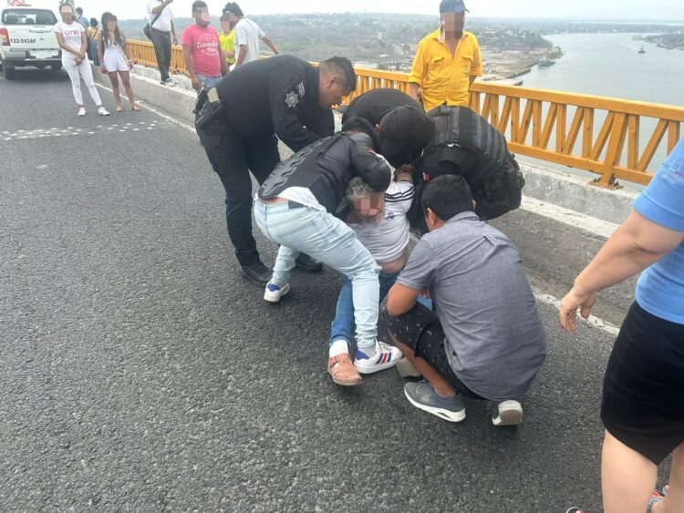 Guardia Estatal evita que un hombre se arroje del Puente Tampico