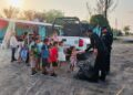 Policías de Tamaulipas regalan juguetes a niños de una comunidad rural