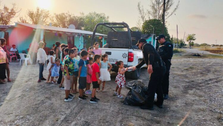 Policías de Tamaulipas regalan juguetes a niños de una comunidad rural