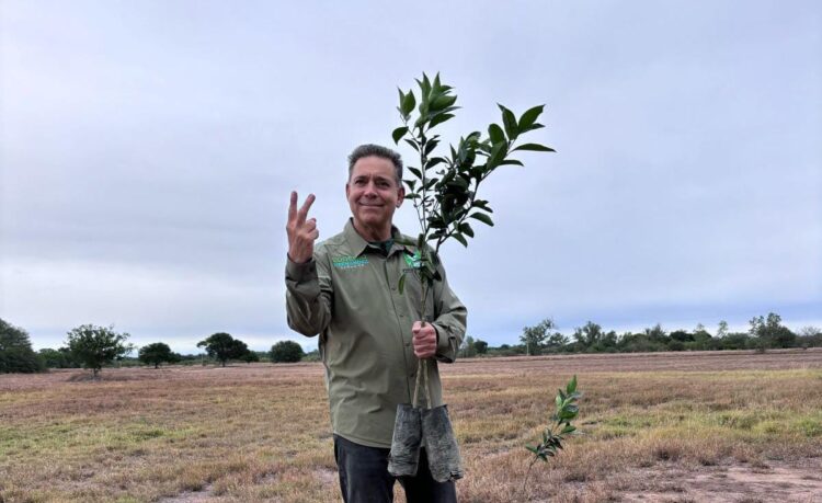 Propone Eugenio Hernández plantar un árbol por cada voto recibido
