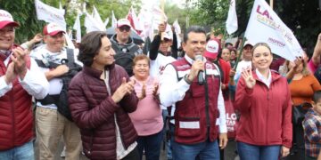 Bajo la lluvia, Lalo Gattas sigue recorriendo colonias de Victoria
