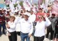 Vecinos de la Enrique Lara y Amalia G. van con Lalo por su reelección