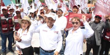 Vecinos de la Enrique Lara y Amalia G. van con Lalo por su reelección