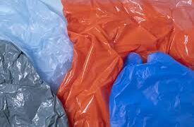 Usos de las bolsas de polietileno y cinchos de plástico 