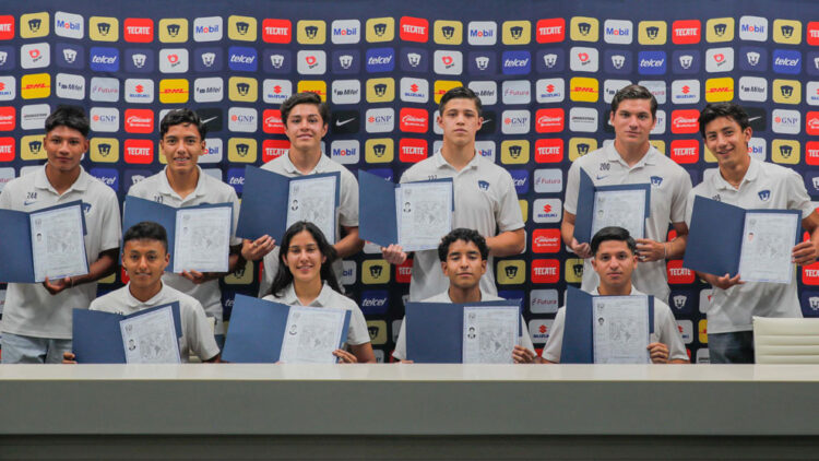 Egresan futbolistas de Pumas del bachillerato a distancia
