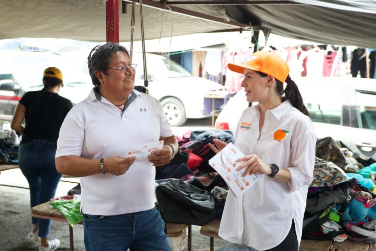 Va Mayra Benavides derecho y de frente con la gente