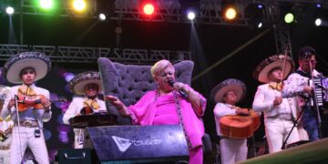 Festeja Yahleel Abdala a las madres de Nuevo Laredo con Paquita la del Barrio