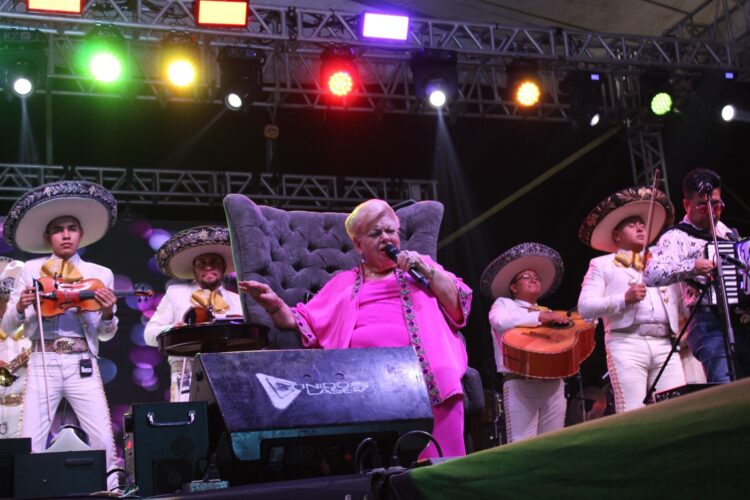 Festeja Yahleel Abdala a las madres de Nuevo Laredo con Paquita la del Barrio