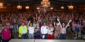 Reconoce Lalo Gattás que las mamás son el principal soporte de la sociedad victorense