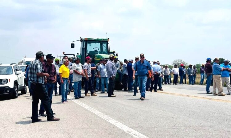 Productores del Valle de San Fernando bloquean la carretera a Matamoros