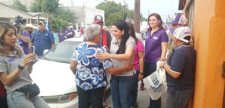 Vuelve Yahleel a su barrio y recorre la colonia Victoria, en donde familias enteras la reciben con respaldo absoluto 