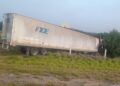 Por presunto problema de salud del operador, tráiler se accidenta en La Gloria-San Fernando