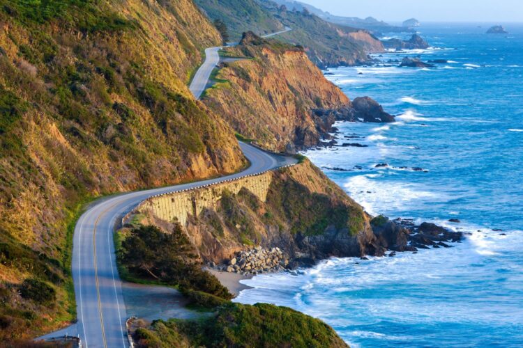 Viajar por la carretera costera de California: experiencia única