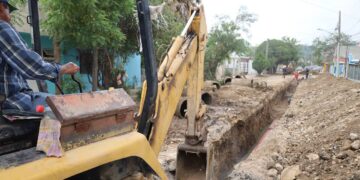 Rehabilitan red de agua, drenaje y pavimentan calles en Victoria