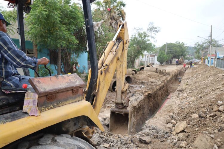Rehabilitan red de agua, drenaje y pavimentan calles en Victoria