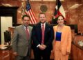 Carmen Lilia Canturosas y su esposo, compran casa nueva en Laredo, Texas