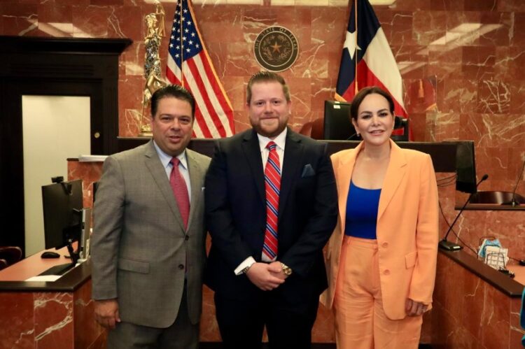 Carmen Lilia Canturosas y su esposo, compran casa nueva en Laredo, Texas