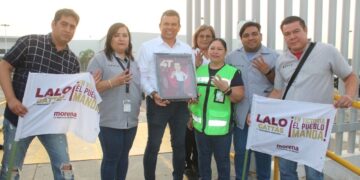 Visita Lalo a obreros y dirigentes de maquiladoras