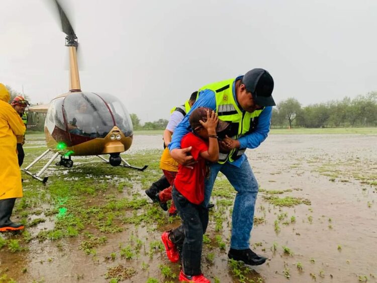 Con helicópteros, salvan a familias de inundación en Hidalgo, Tamaulipas