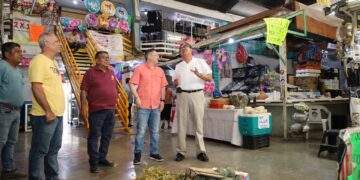 Dialoga presidente en funciones con locatarios del Mercado Argüelles.