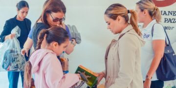 Visita Lucy de Gattás a familias refugiadas en el albergue del CEDIF 1