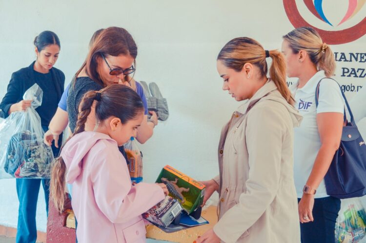 Visita Lucy de Gattás a familias refugiadas en el albergue del CEDIF 1