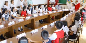 Sesionan alumnos de Victoria como Presidente y Regidores por un Día en Cabildo local