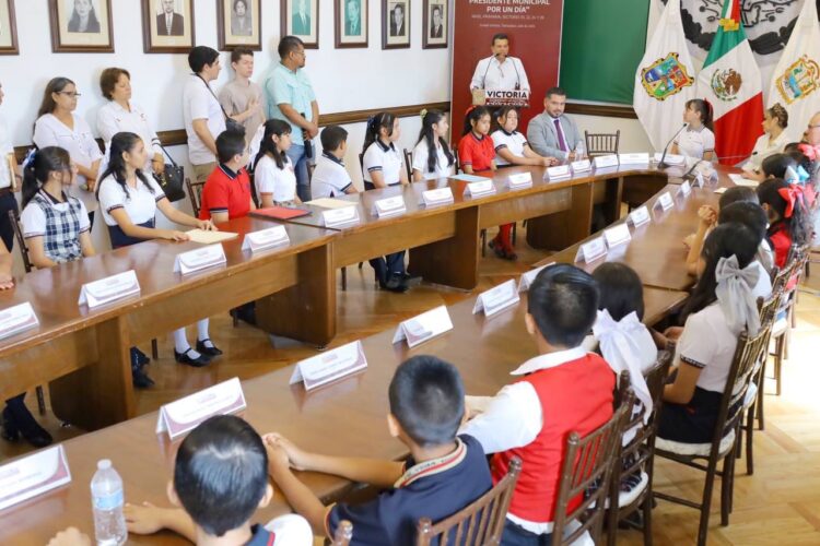 Sesionan alumnos de Victoria como Presidente y Regidores por un Día en Cabildo local