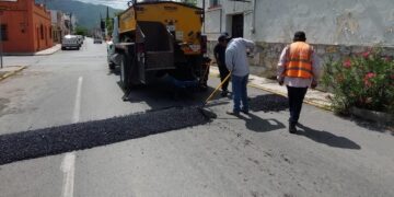 Continúa bacheo en periodo vacacional