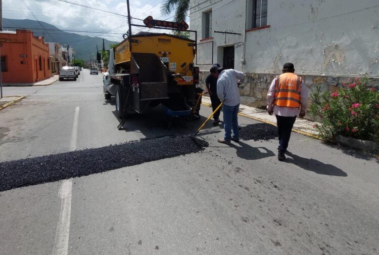 Continúa bacheo en periodo vacacional