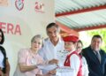 Apadrinan Américo y María a estudiantes de Xicoténcatl