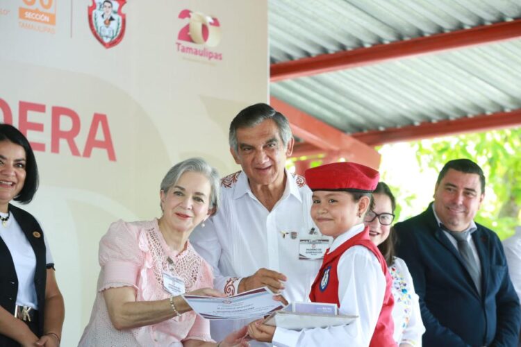 Apadrinan Américo y María a estudiantes de Xicoténcatl
