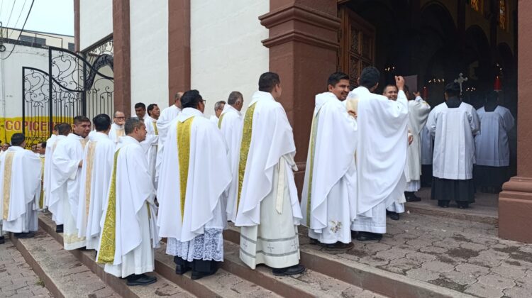 Ordenan nuevos sacerdotes en Diócesis de Victoria