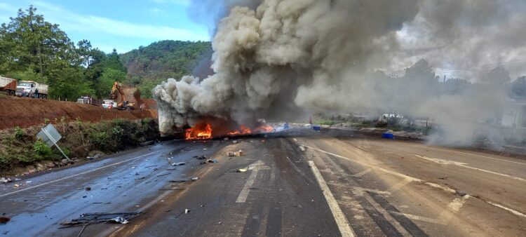 Imprudencia y exceso de velocidad genera accidente en la Siglo XXI en Michoacán