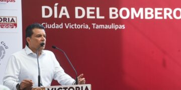 Reconoce y celebra Eduardo Gattás a personal del H. Cuerpo de Bomberos.
