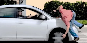Hablar por celular, textear y comer al conducir, principales causas de accidentes de tráfico