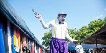 Llevan teatro de pantomima al Tianguis de La Paz