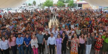 Reconocen alumnos, padres y maestros compromiso de Lucy y Lalo con la educación