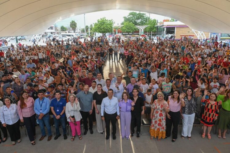 Reconocen alumnos, padres y maestros compromiso de Lucy y Lalo con la educación