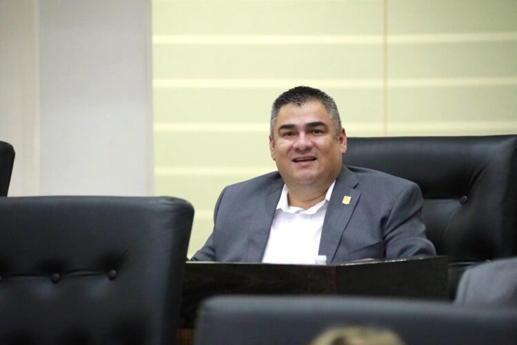 Advierte Isidro Vargas que el Congreso «no es la casa de los corruptos»