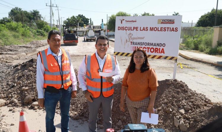 Supervisa Lalo Gattás avance de obra de pavimentación con concreto hidráulico en la México