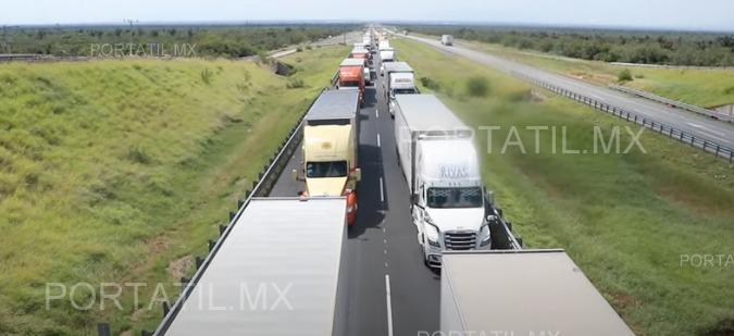 Siguen los atorones en la autopista Monterrey-Nuevo Laredo