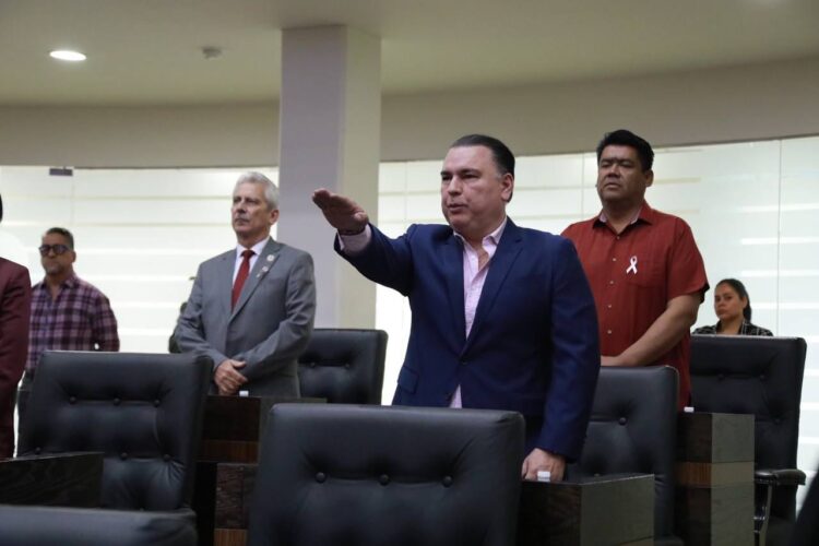 Con un amparo, Gerardo Peña toma protesta como diputado local