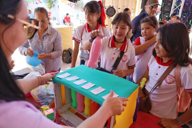 Stand Victoria en la Feria Tamaulipas recibe a estudiantes
