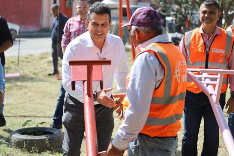 Lleva Lalo Gattás mejoras en servicios públicos y urbanos a colonias del sur