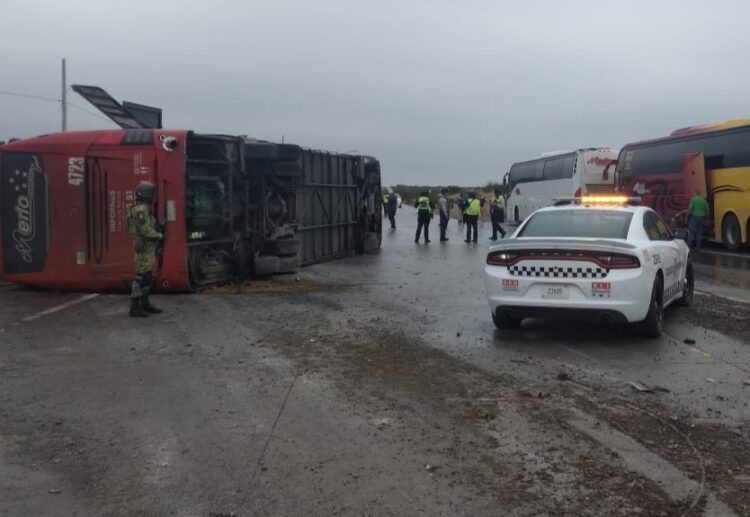 Se vuelca autobús con 47 pasajeros en Tamaulipas