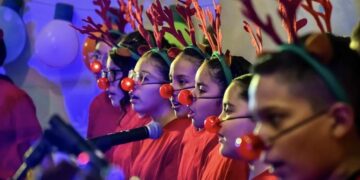 Encienden pino navideño en el Museo Tamux