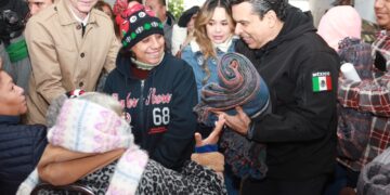 Brindan Lalo y Lucy asistencia a familias por frío