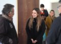 Visita Lucy de Gattás a familias en el albergue del DIF Victoria